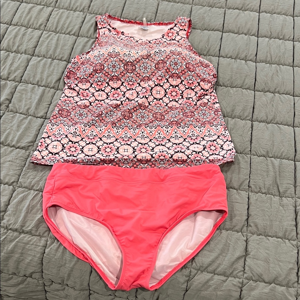 Lands' End tankini 
Excellent used condition 
Coral/peach/navy/cream